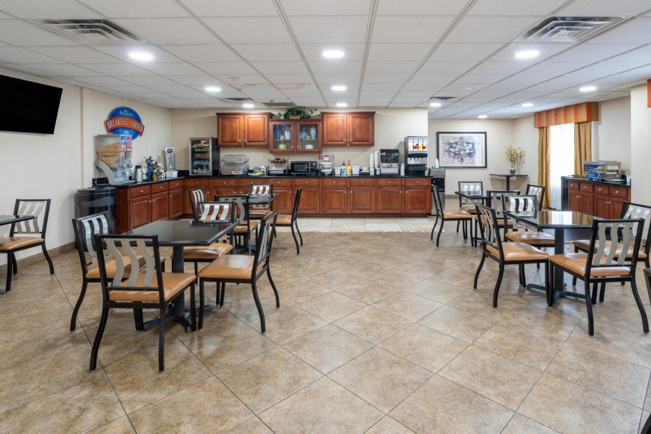 Baymont By Wyndham Savannah South Hotel